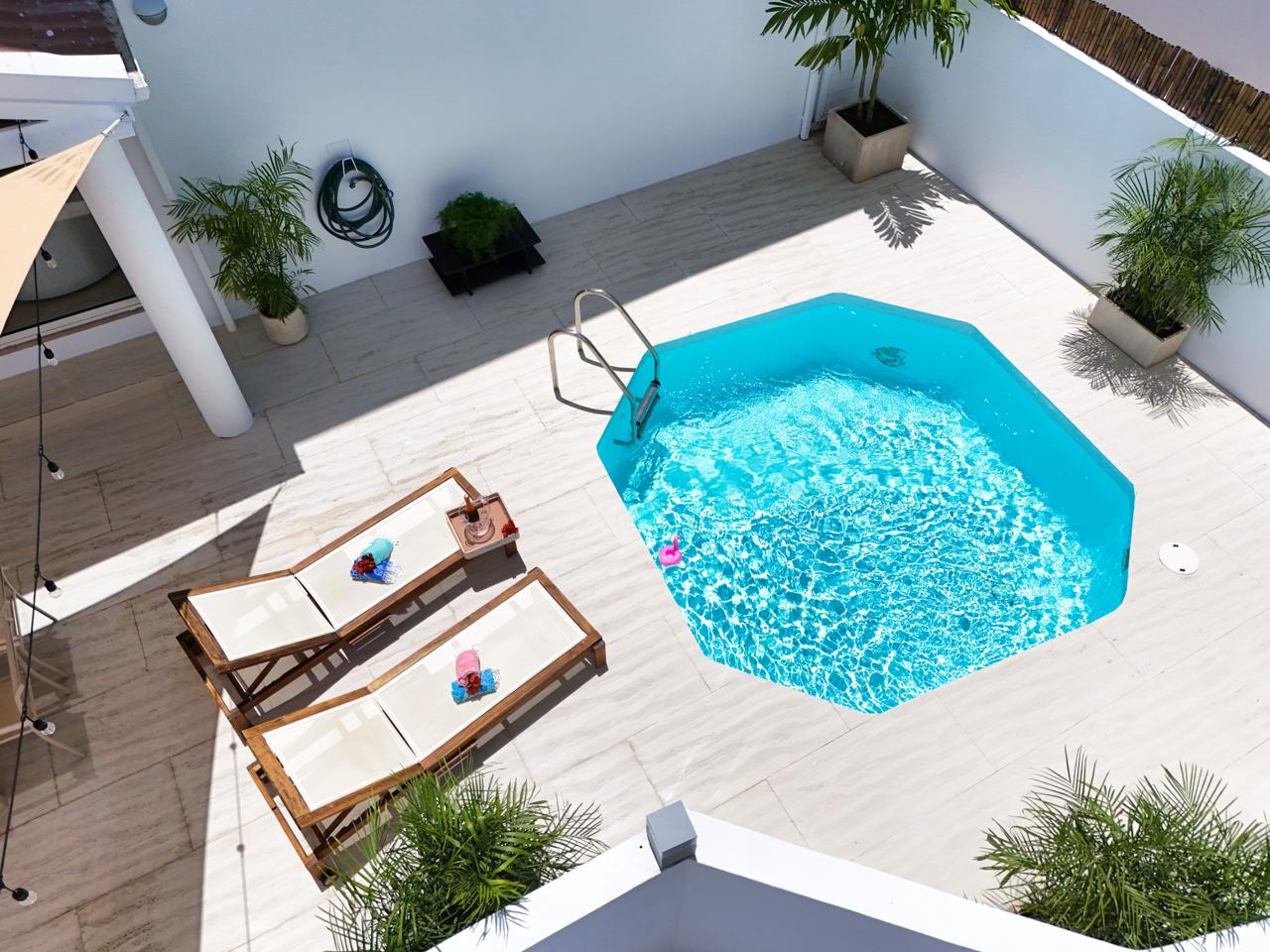 Piscine privée avec vue sur le lagon