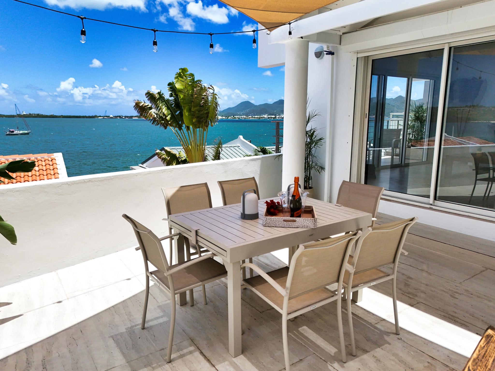 Belle terrasse avec vue sur le lagon